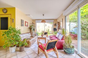 TV, ping pong - Villa 'Maison Calme Et Vue Forêt' with Private Terrace and Wi-Fi (Andernos-les-Bains)