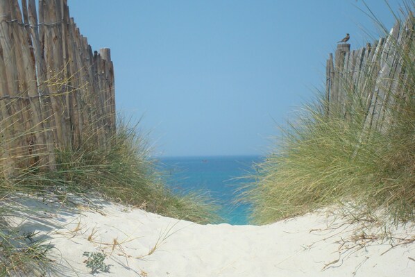 Beach - Holiday Home 'Gîte With Private Heated Pool' with Private Terrace, Garden & Wi-Fi (Plouguerneau)