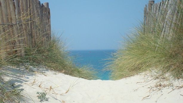 A sandy beach path leading to the sea, flanked by wooden fences and grass. - Holiday Home with Private Heated Pool, Private Terrace, Garden and Wi-Fi (Plouguerneau)