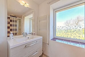 Een douche, een haardroger, handdoeken