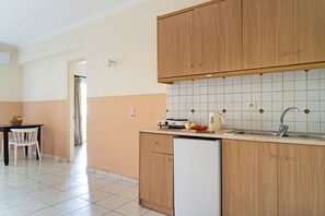 Kühlschrank, Herdplatte, Wasserkocher, Kochgeschirr/Geschirr/Besteck