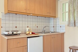 Fridge, stovetop, electric kettle, cookware/dishes/utensils