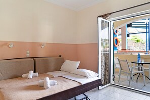 Free WiFi, bed sheets - Studio 'Sandy Maria Studio 103' with Shared Pool, Wi-Fi  (Zante)
