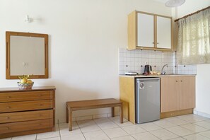 Fridge, stovetop, electric kettle, cookware/dishes/utensils - Studio 'Sandy Maria Studio 202' with Shared Pool, Wi-Fi (Zante)