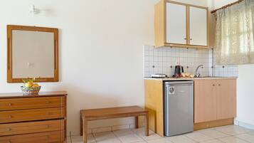 Réfrigérateur, plaque de cuisson, bouilloire électrique