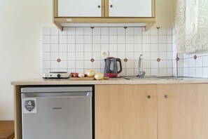 Køleskab, kogeplade, elkedel, køkkentøj/tallerkener/redskaber