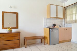 Fridge, stovetop, electric kettle, cookware/dishes/utensils - Studio 'Sandy Maria Studio 205' with Shared Pool, Wi-Fi (Zante)