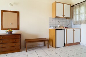 Réfrigérateur, surface de cuisson, bouilloire électrique