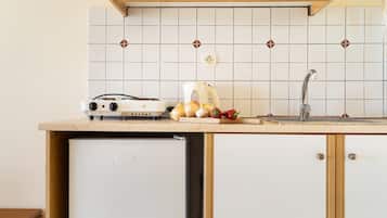 Fridge, stovetop, electric kettle, cookware/dishes/utensils