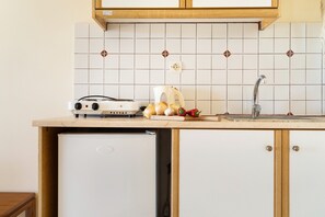 Geladeira, cooktop, chaleira elétrica