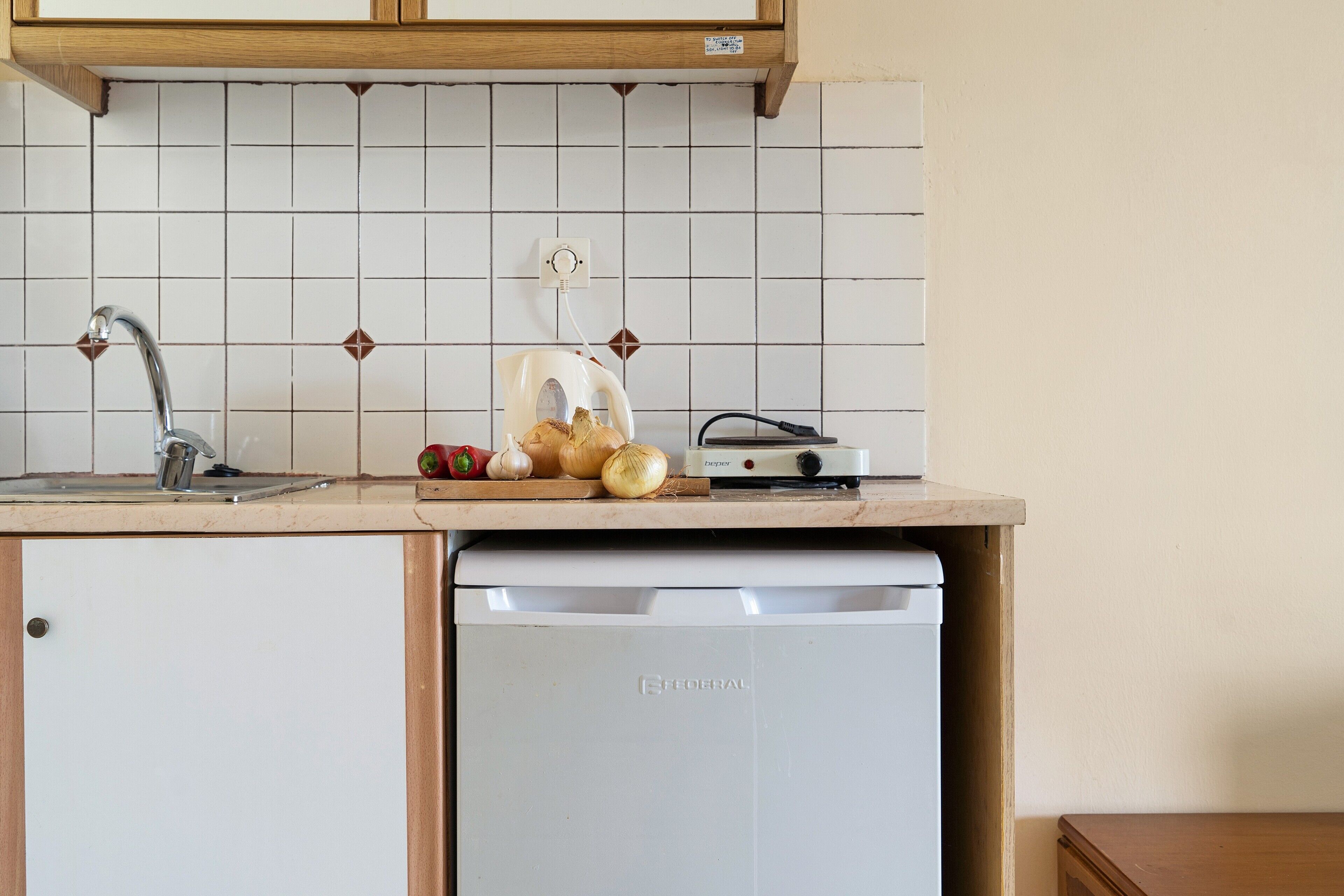 Una cocina con un lavamanos, un tostador y un lavavajillas.