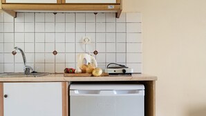Una cucina con lavello, tostapane e lavastoviglie.