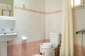 Een douche, handdoeken