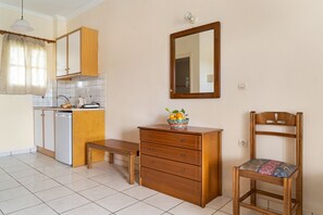 Kühlschrank, Herdplatte, Wasserkocher, Kochgeschirr/Geschirr/Besteck