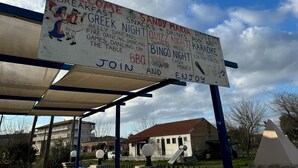 Un panneau d’affichage indiquant diverses activités proposées, comme une soirée grecque, une soirée bingo et un barbecue.