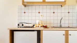 Une cuisine équipée d’un lave-vaisselle, d’une cuisinière et d’un évier.
