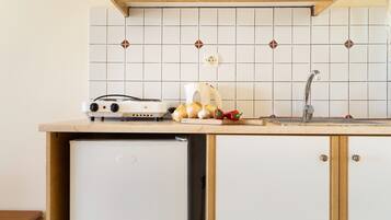 Réfrigérateur, plaque de cuisson, bouilloire électrique