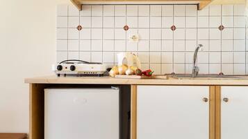 Fridge, stovetop, electric kettle, cookware/dishes/utensils