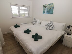 2 عدّة غرف نوم وبديكورات فريدة لكل غرفة وطراز فريد لكل وحدة