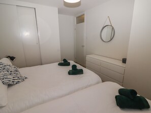 2 Schlafzimmer, individuell dekoriert, individuell eingerichtet