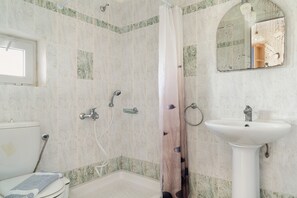 Shower, towels - Studio 'Sandy Maria Studio 403' with Shared Pool, Wi-Fi, and Air Conditioning (Zante)