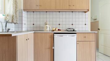 Réfrigérateur, plaque de cuisson, bouilloire électrique