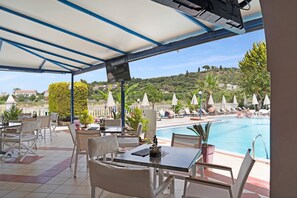 Outdoor dining - Studio 'Sandy Maria Studio 504' with Shared Pool, Wi-Fi  (Zante)