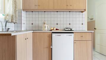 Fridge, stovetop, electric kettle, cookware/dishes/utensils