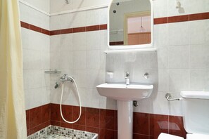Shower, towels - Studio 'Sandy Maria Studio 504' with Shared Pool, Wi-Fi  (Zante)