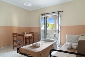 Free WiFi, bed sheets - Studio 'Sandy Maria Studio 504' with Shared Pool, Wi-Fi  (Zante)