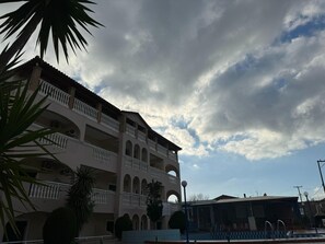 A multi-story building with balconies, a pool area, and a clear sky. - Studio 'Sandy Maria Studio 702' with Shared Pool, Wi-Fi (Zante)