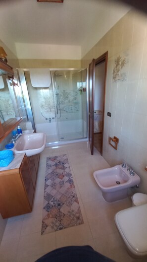 Doccia, asciugacapelli, asciugamani