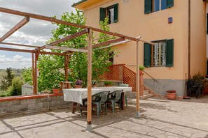 Outdoor dining - Holiday Apartment "Tana Rosa" with Private Terrace & Wi-Fi (Montopoli in Val d'Arno)
