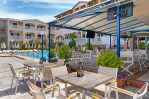 Outdoor dining - Studio 'Sandy Maria Studio 305' with Shared Pool, Wi-Fi (Zante)
