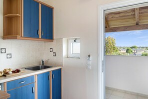 冰箱、炉灶、电热水壶、厨具/餐具