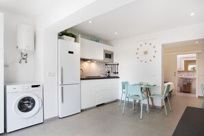 Réfrigérateur, micro-ondes, plaque de cuisson, cafetière/bouilloire