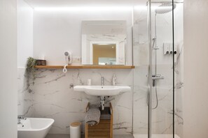 Douche, sèche-cheveux, serviettes fournies