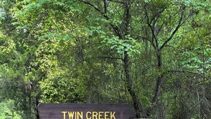 Un panneau indiquant le parc de loisirs de Twin Creek, situé près du lac Ouachita.