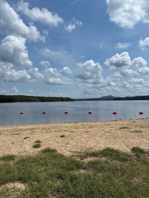 Beach - Charming Summer Getaway 3-bedroom house in enchanting Mount Ida with WiFi, AC (Mount Ida)