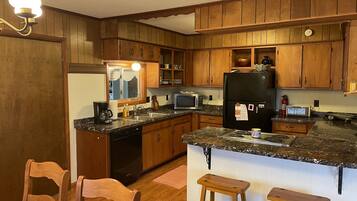 Microondas, horno, parrilla de estufa y lavavajillas