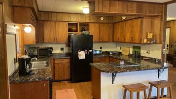 Microondas, horno, parrilla de estufa y lavavajillas