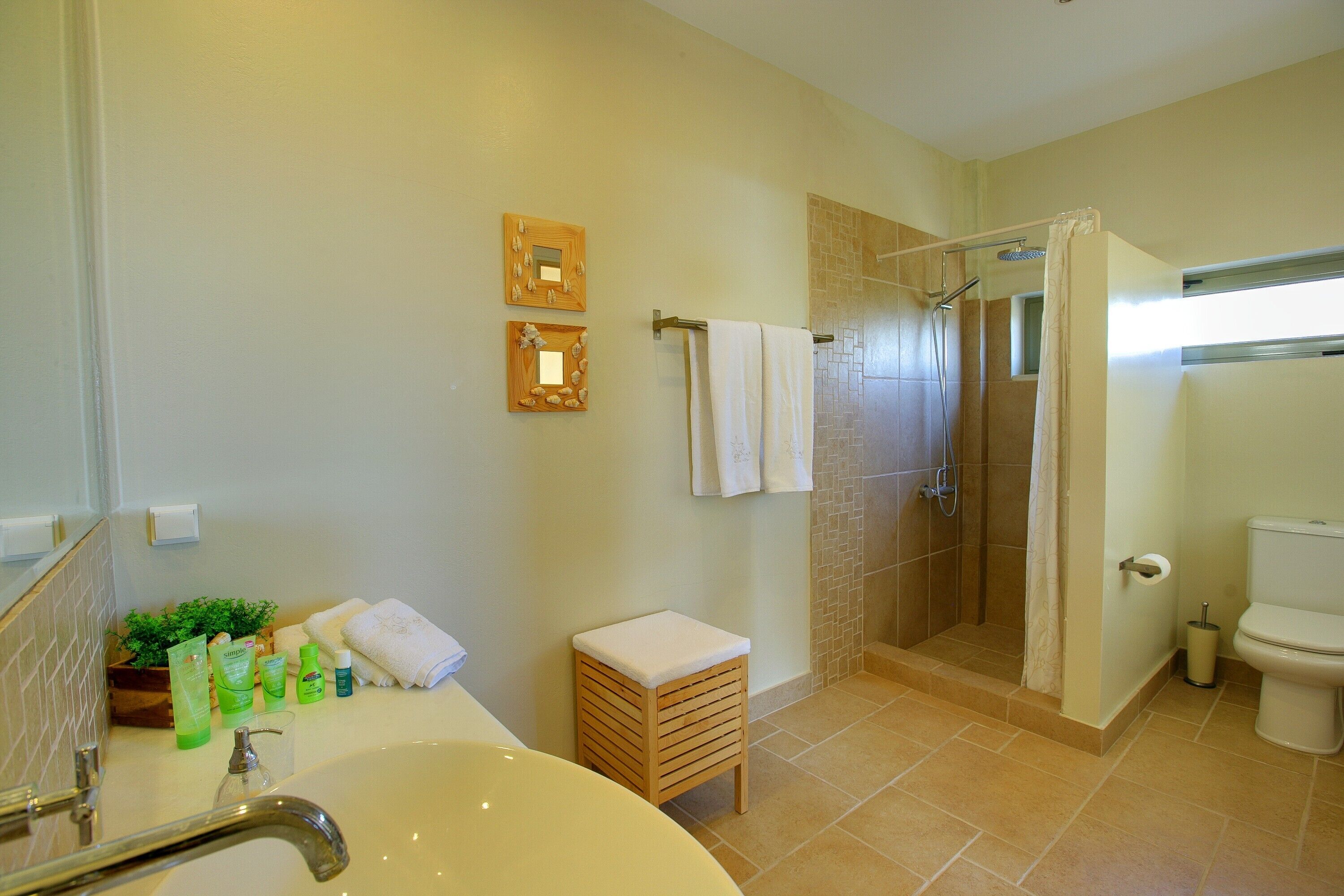 Ein Badezimmer mit Badewanne, Dusche, Toilette und Waschbecken.