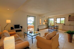 Een televisie, een dvd-speler en een stereo