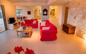 TV, caminetto, lettore DVD, impianto stereo