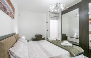 3 bedrooms, travel cot, free WiFi, bed sheets