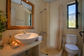 Douche, sèche-cheveux, serviettes fournies
