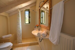 Dusj, hårføner og håndklær