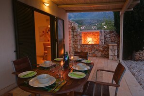 Outdoor dining - Villa 'Mataki Ideales Resort' with Sea View, Wi-Fi and Air Conditioning (kefalonia)