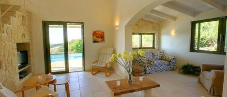 テレビ、DVD プレーヤー、ステレオ