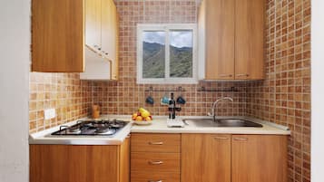 KĂŒhlschrank, Mikrowelle, Herdplatte, Wasserkocher mit Kaffee-/Teezubehör